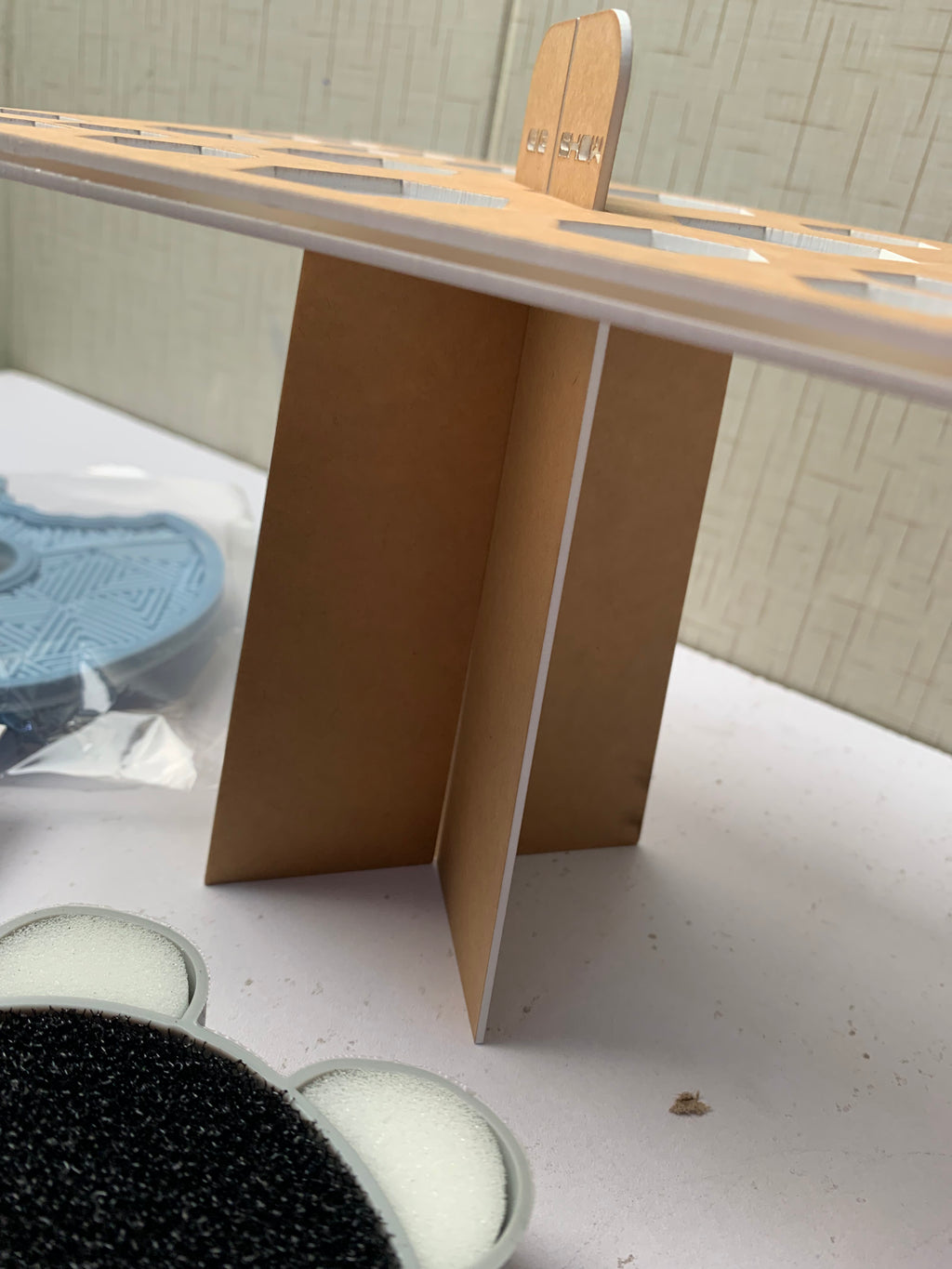 MAKEUP BRUSH STAND