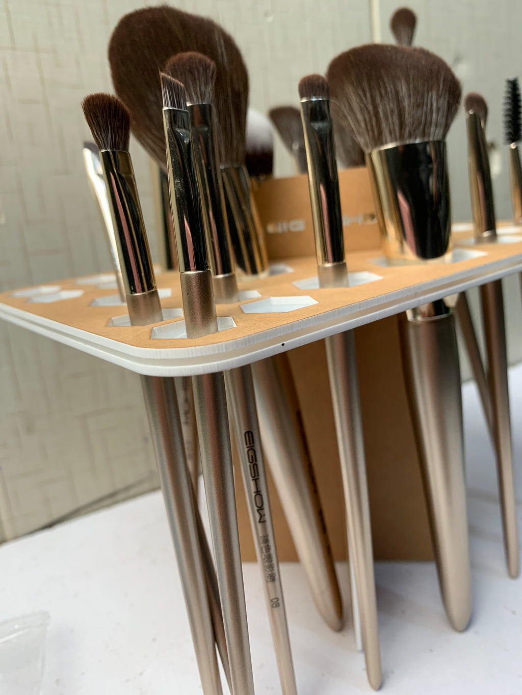 MAKEUP BRUSH STAND