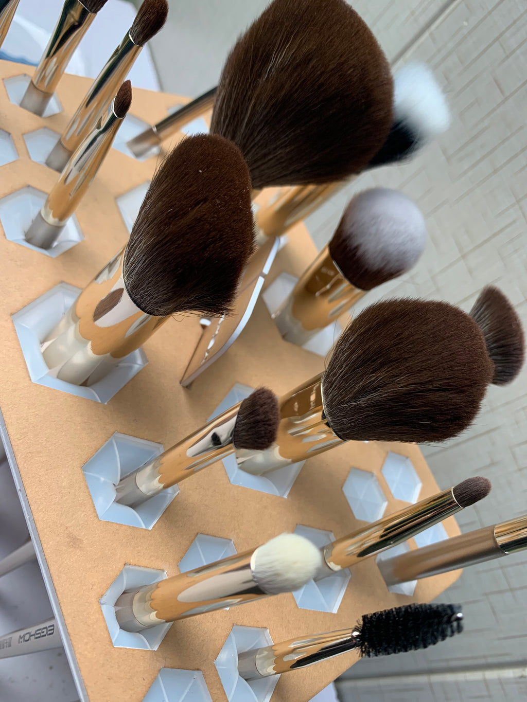 MAKEUP BRUSH STAND